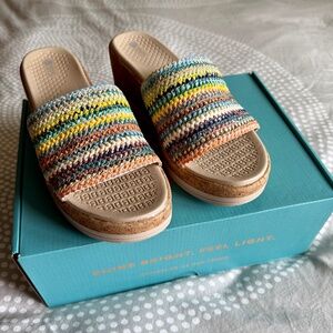 BZEE's Runaway Multi-Raffa Wedge Sandal, Sz 7.5 M, New in Box